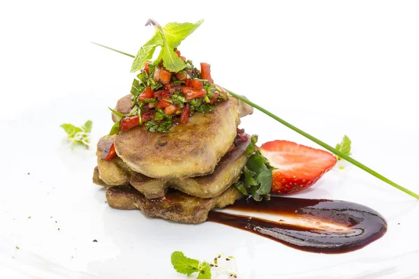 Le foie d'oie rôti est décoré de légumes verts et de fraises — Photo