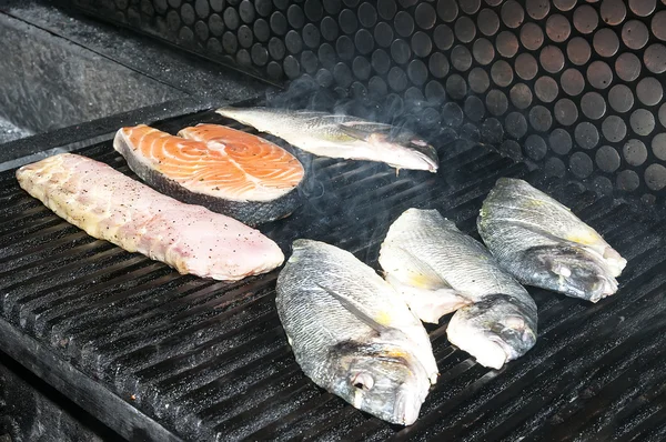 Приготовление рыбы на гриле в ресторане — стоковое фото