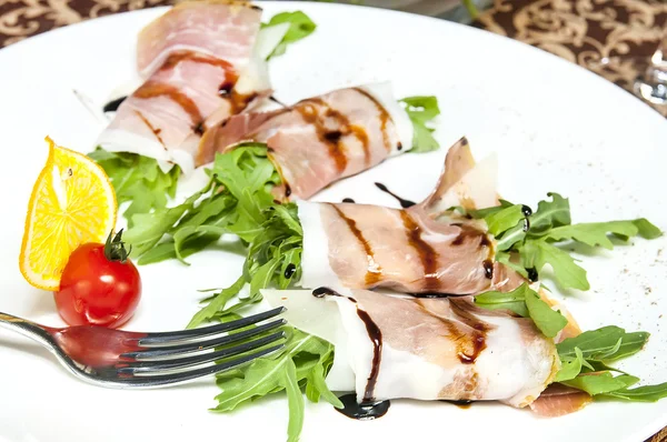 Rolos de carne e verdes — Fotografia de Stock