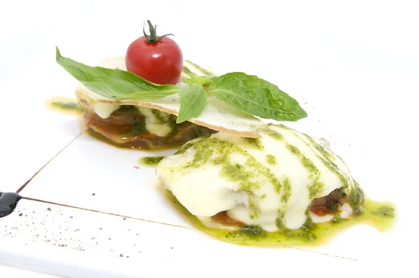 Carne y queso sobre fondo blanco en el restaurante — Foto de Stock