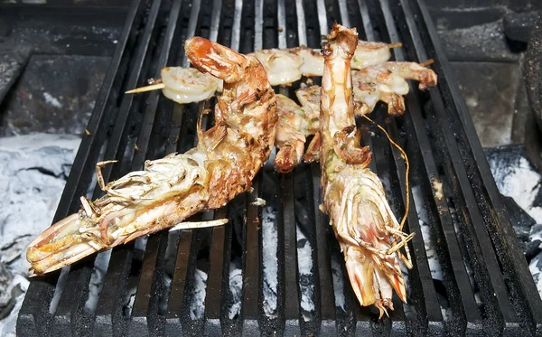 Cocinar camarones a la parrilla en el restaurante —  Fotos de Stock