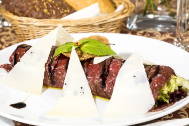 bir restoranda carpaccio