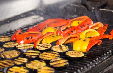 Izgarada sebze pişiriyorum.