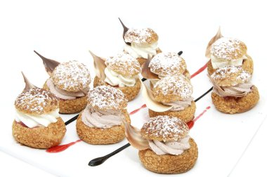 vanilyalı dondurma ile profiterol çikolata nane ile dekore edilmiştir.