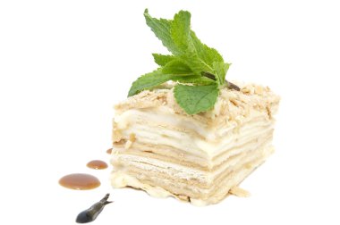 Katman pastası parçası nane ile dekore edilmiştir.