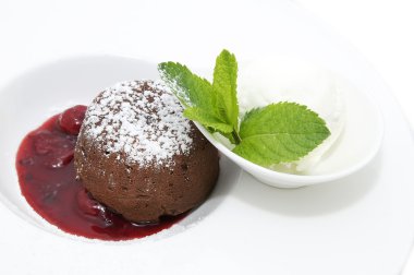 kremalı pasta bir parça çikolata ve nane ile dekore edilmiştir.