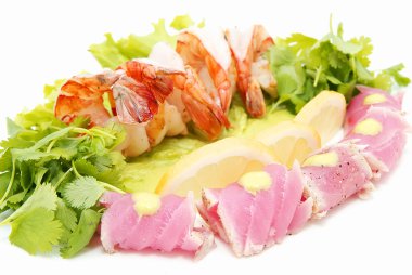 karides ve tuna yeşillik ve sos ile