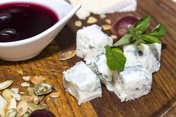 Assiette au fromage avec un grand décor l'assortiment de menthe — Photo