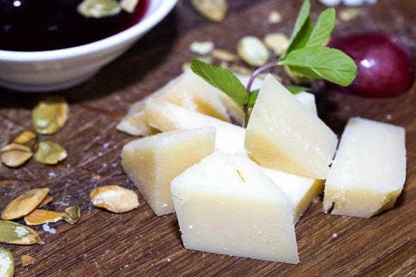 Prato de queijo com um grande decorado a variedade de hortelã — Fotografia de Stock