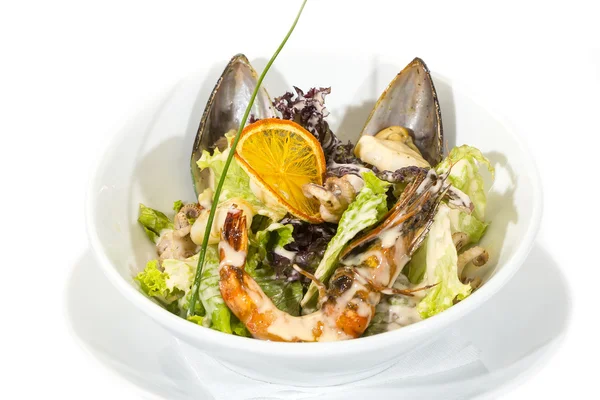 Salát se zeleninou a mořskými plody — Stock fotografie