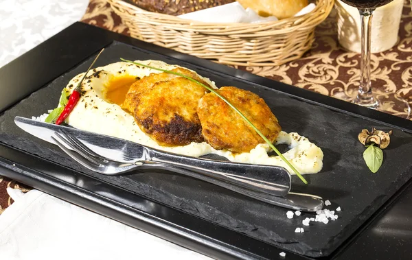 Schnitzel in Karottensoße mit Kartoffelpüree gebraten — Stockfoto