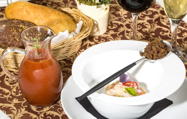 Soupe de tomates dans une assiette blanche — Photo