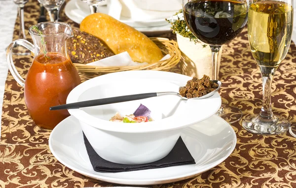 Томатный суп в белой тарелке — стоковое фото