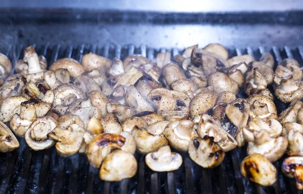 Pilze auf dem Grill im Restaurant zubereiten — Stockfoto