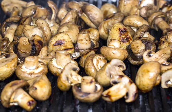 Pilze auf dem Grill im Restaurant zubereiten — Stockfoto