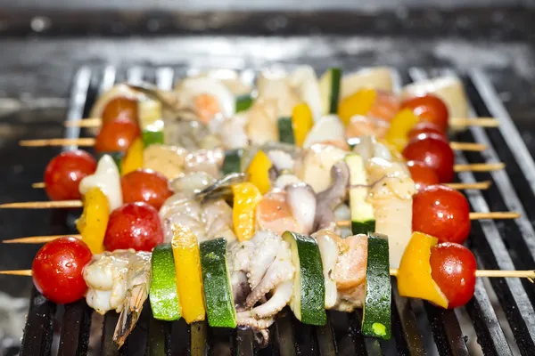 Spieße vom Grillen von Meeresfrüchten — Stockfoto