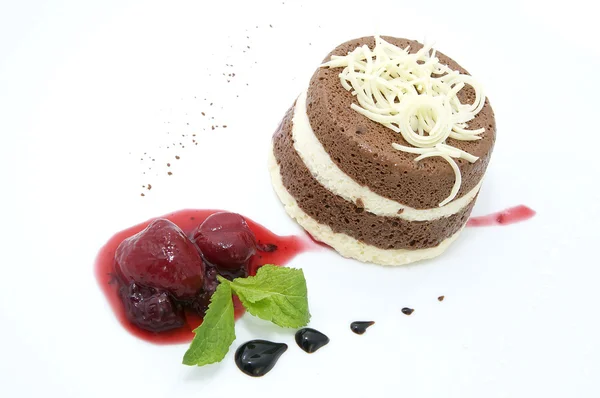 Un pedazo de pastel de crema decorado con chocolate y menta — Foto de Stock