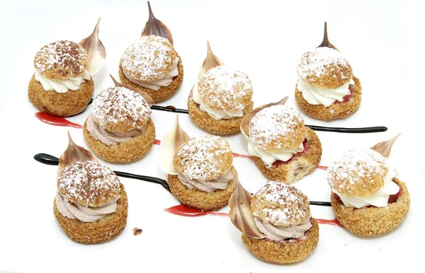 Profiteroles con gelato alla vaniglia decorato con menta al cioccolato — Foto Stock