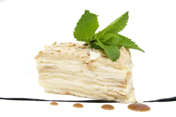 Kus vrstva dort zdobený mátou — Stock fotografie