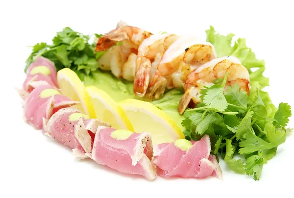 Shrimp and tuna with greens and sauce — Stock Photo, Image