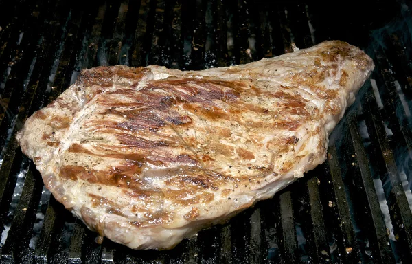 Cuisson du saumon grillé steak dans la cuisine — Photo