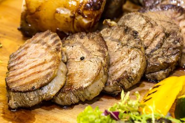 Bel ve ızgara sebzeler ile pişmiş biftek