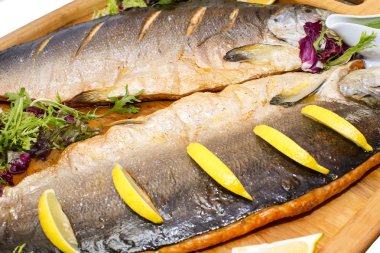 Sebzeli fırında somon.