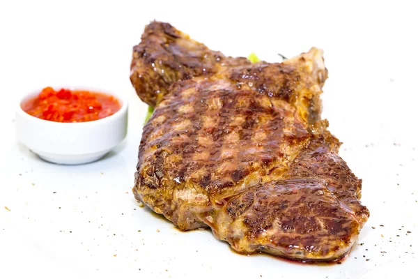 Grilování steak s rajskou omáčkou — Stock fotografie