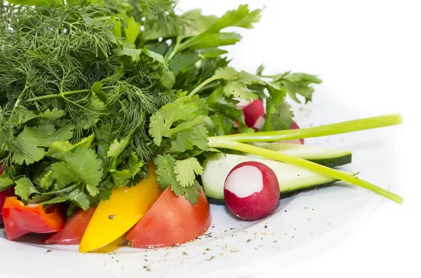 Färska grönsaker på en vit bakgrund — Stockfoto