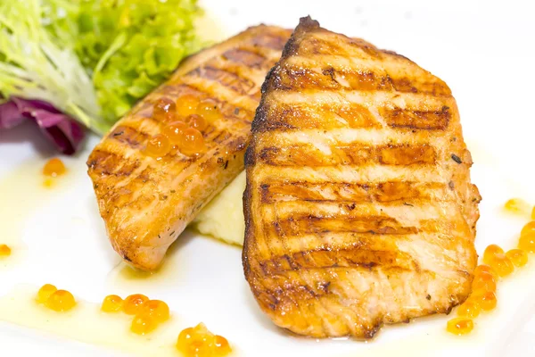 Filet de saumon grillé aux légumes et au caviar — Photo