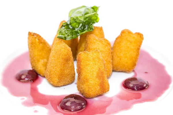 Berry soslu kızarmış peynir — Stok fotoğraf