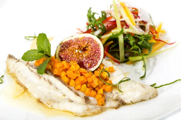 Gebackener Fisch mit Salat — Stockfoto