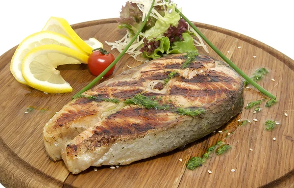 Filé de salmão grelhado com legumes — Fotografia de Stock
