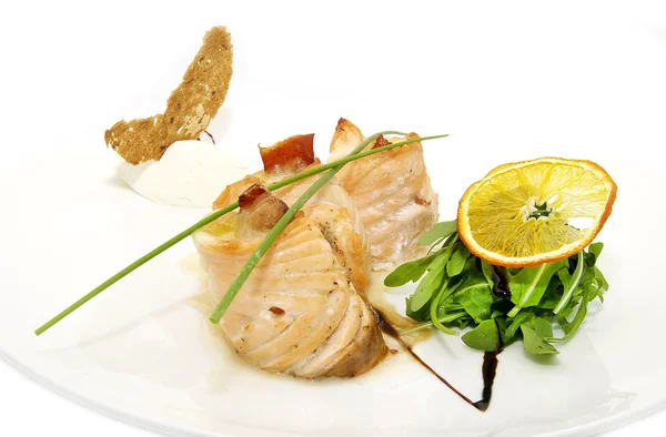 Pečená ryba na bílé desce v restauraci — Stock fotografie