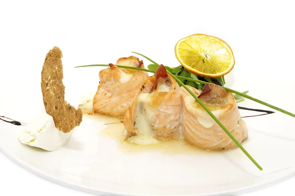 Poisson cuit sur une assiette blanche dans un restaurant — Photo