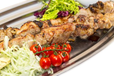 Kebap et sosu ve sebze salatası.