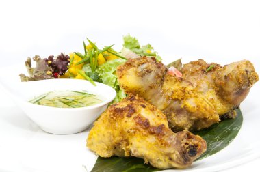 köri sos ve salata tavuk