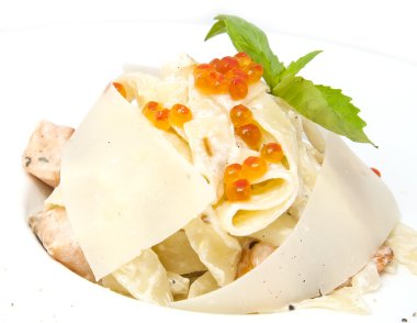 Makarna ve peynir ve somon havyar