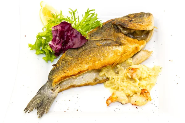 Fried fish dorado with vegetables and lemon — Stock Photo, Image