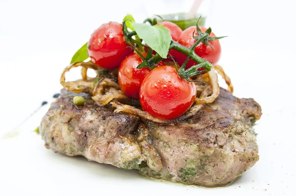 Bife grelhado com molho de tomate — Fotografia de Stock