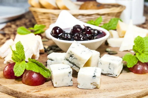 Placa de queso con varias variedades de queso — Foto de Stock