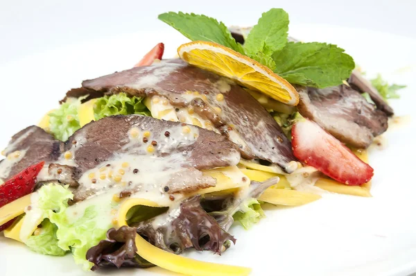 Салат з качиного м'яса та овочів — стокове фото