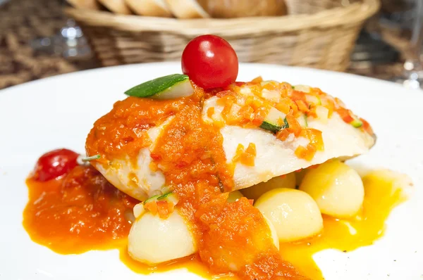 Baked fish with potatoes — Stock Photo, Image