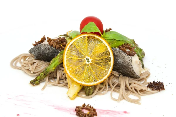 Запечена риба з спагетті та грибами та овочами — стокове фото