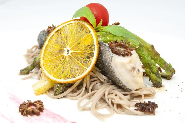 Pesce al forno con spaghetti e funghi e verdure — Foto Stock
