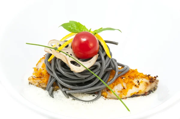 Siyah-beyaz spagetti sosu Fırında Balık — Stok fotoğraf