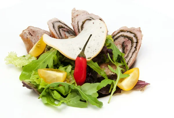 Рулет м'ясо з травами та овочами — стокове фото