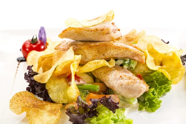 Ensalada con pollo y patatas en un plato blanco — Foto de Stock