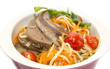 Makarna ve sebzeler ile kızarmış kuzu dili