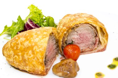 Beef in pastry with salad